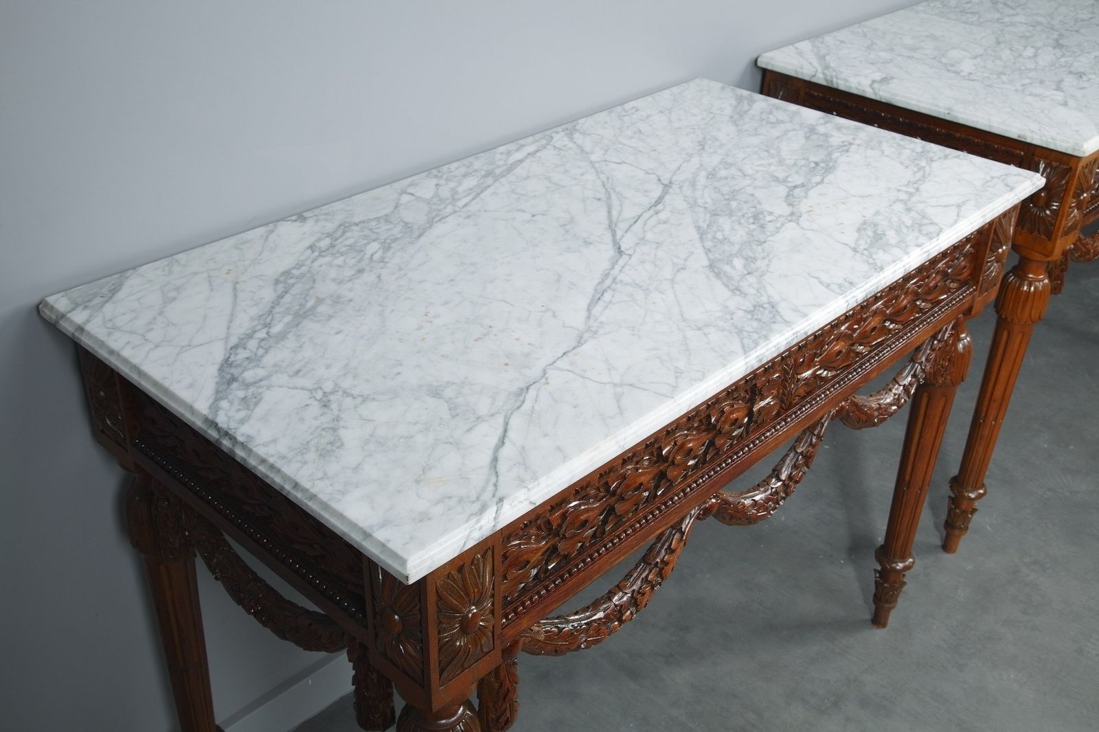 Paire de tables consoles de style Louis XVI en noyer photo vintage
