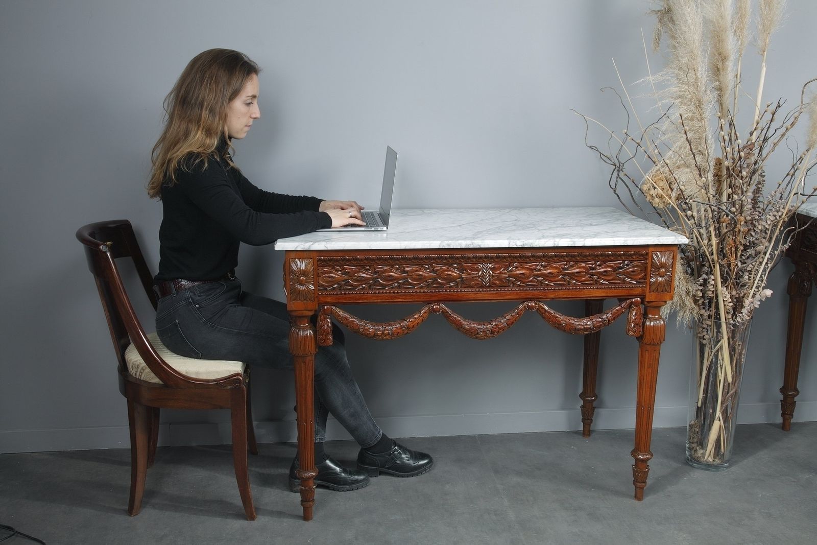 8931.0 Paire de tables consoles de style Louis XVI en noyer photo