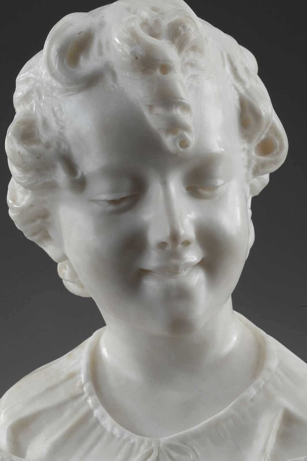 Sculpture en albâtre « Buste de jeune fille », XIXe siècle photo for sale