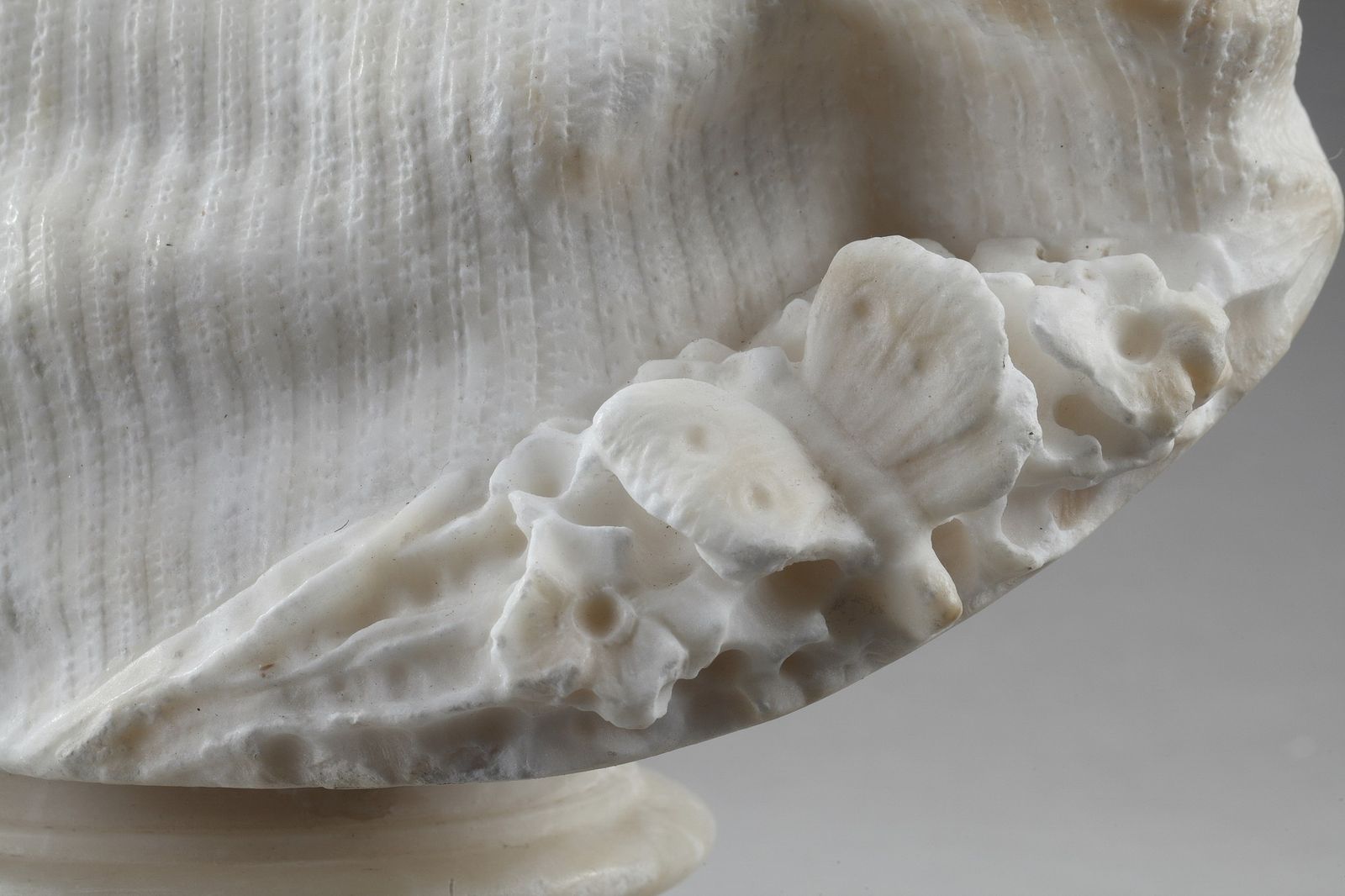 Sculpture en albâtre « Buste de jeune fille », XIXe siècle photo vintage