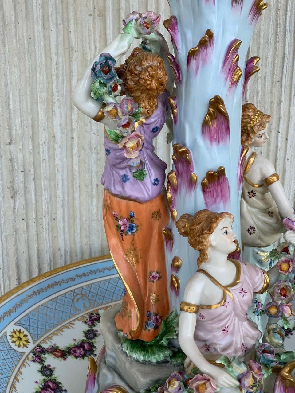 photo for sale Présentoir figuratif en porcelaine de Sèvres, corbeille à fruits surélevée, XIXe siècle