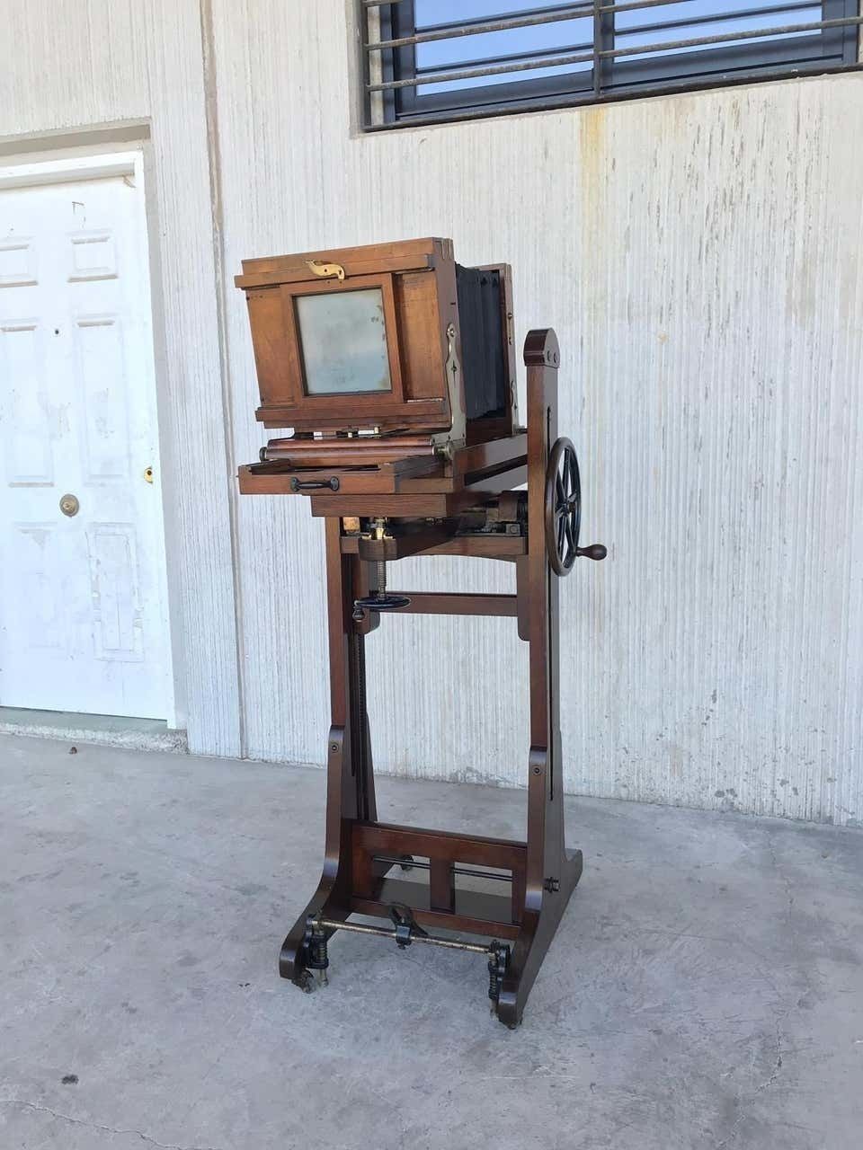 19th Century Old Study Camera In Oak Wood With Height Adjustable And Brake photo furniture
