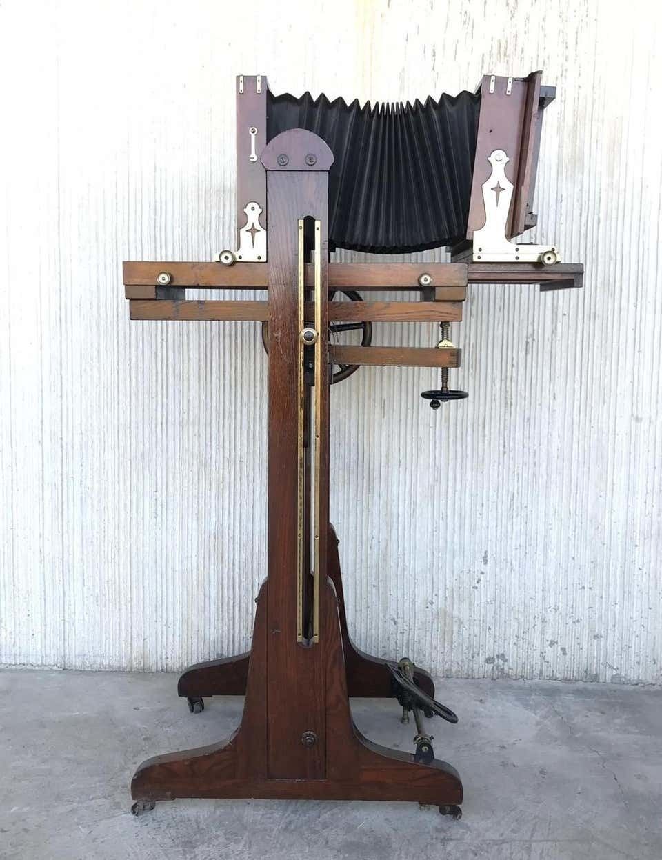 19th Century Old Study Camera In Oak Wood With Height Adjustable And Brake photo for sale
