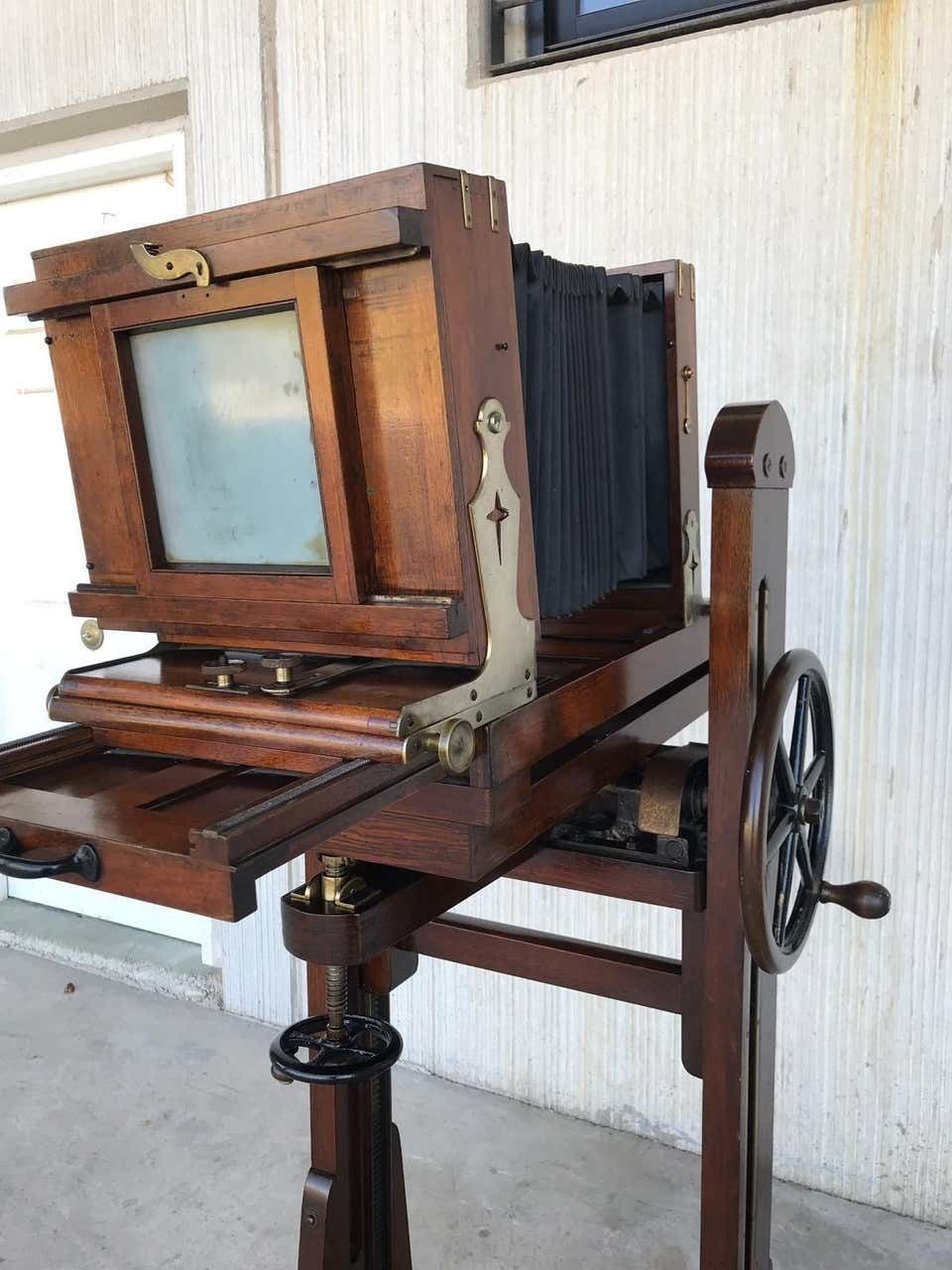 19th Century Old Study Camera In Oak Wood With Height Adjustable And Brake photo vinterior
