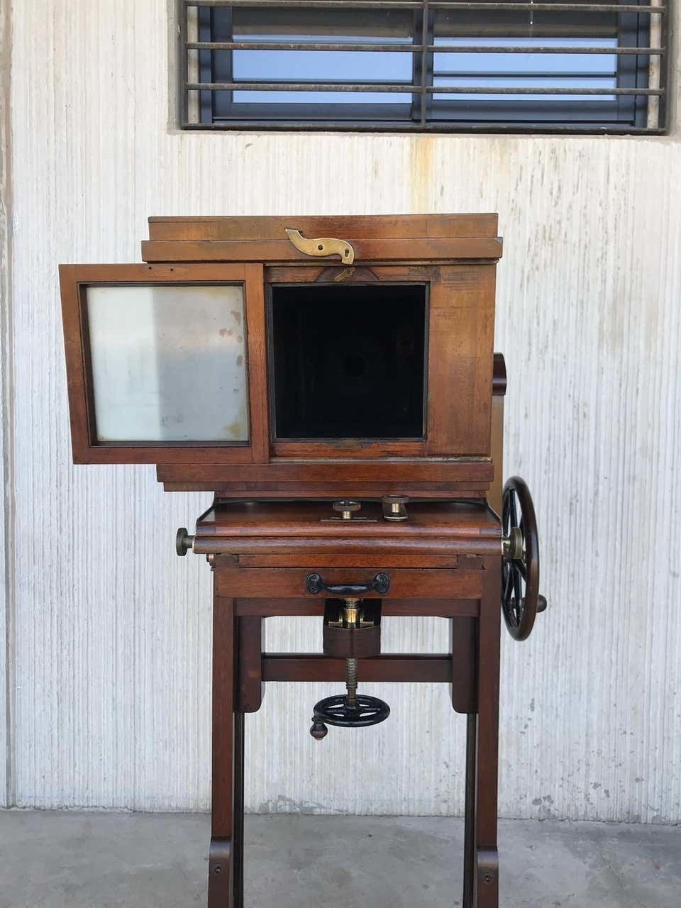 19th Century Old Study Camera In Oak Wood With Height Adjustable And Brake photo vintage