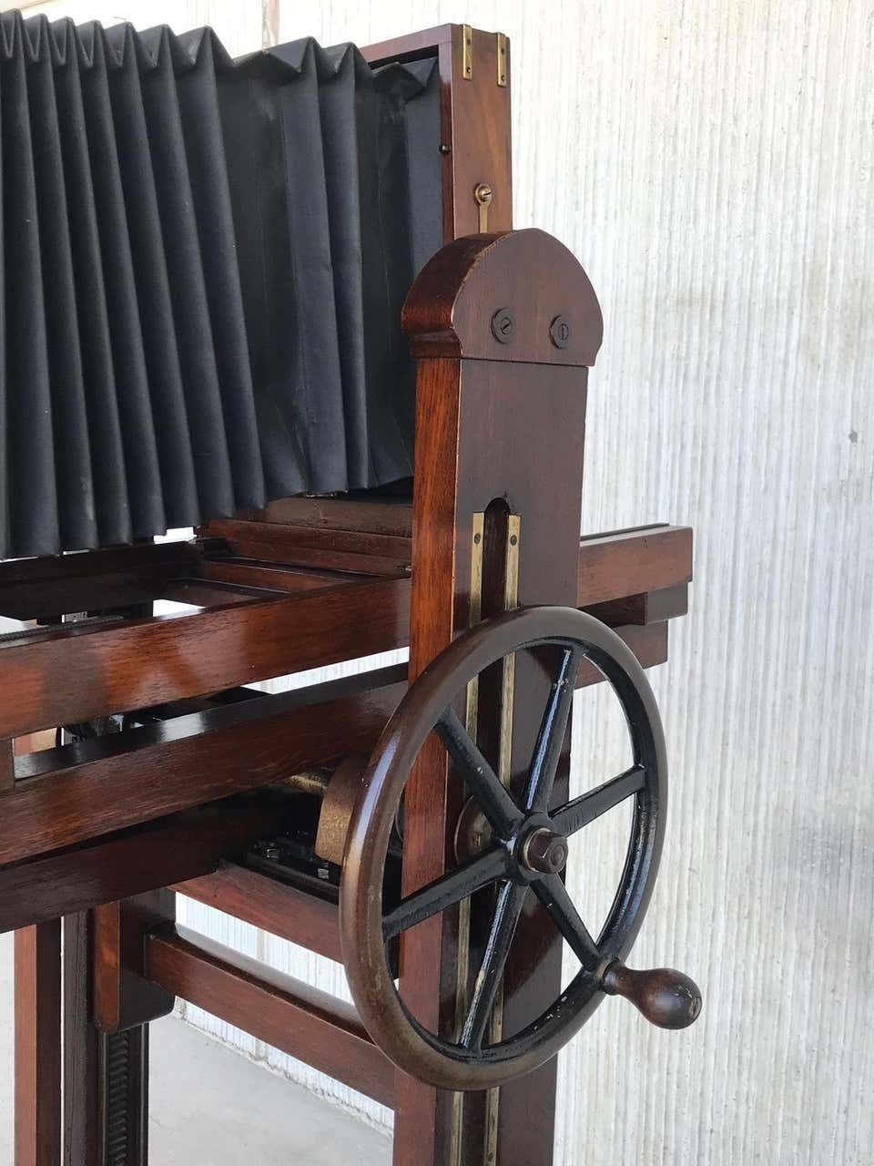 12189.0 19th Century Old Study Camera In Oak Wood With Height Adjustable And Brake photo