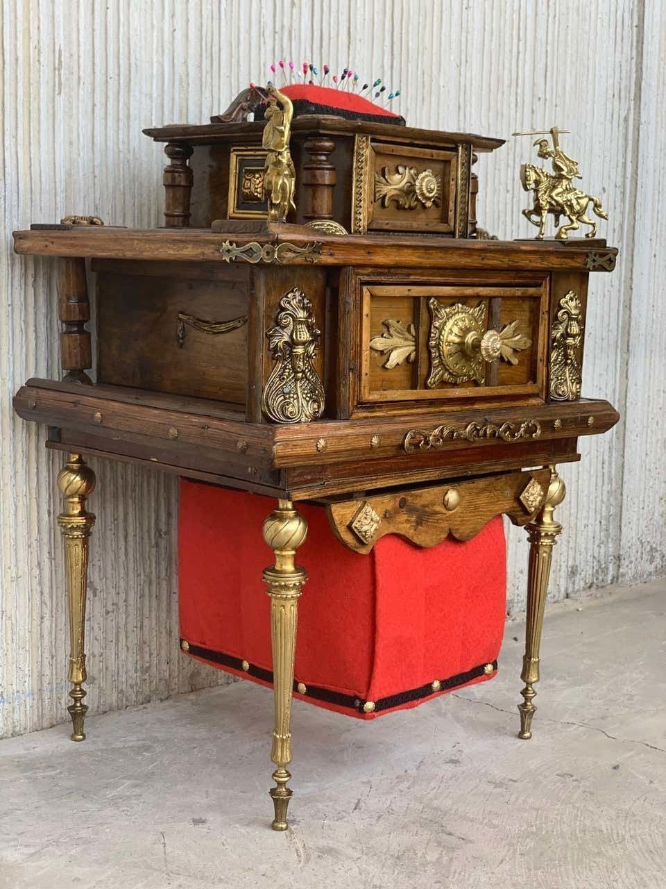 Table à ouvrage espagnole victorienne en noyer sculpté et bronzes en relief, XIXe siècle photo furniture