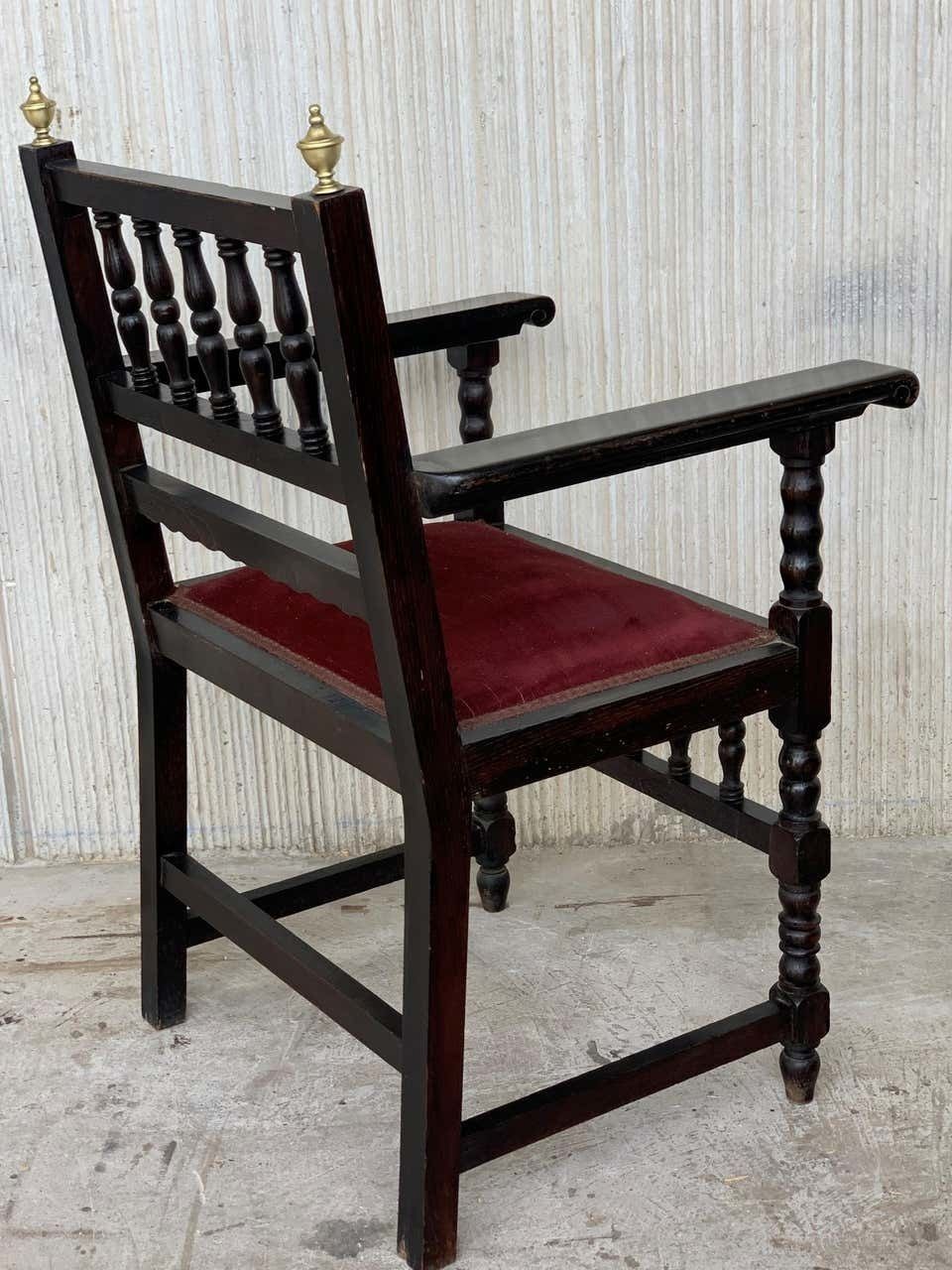 Paire de fauteuils espagnols, détails en bronze et revêtement en velours rouge photo Mobilier