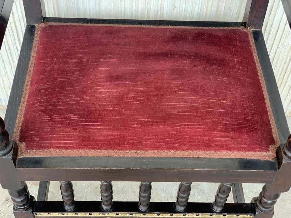 photo for sale Paire de fauteuils espagnols, détails en bronze et revêtement en velours rouge