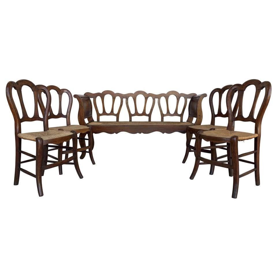 Ensemble de cinq pièces : un banc et quatre chaises victoriennes, bois et rotin, XXe siècle