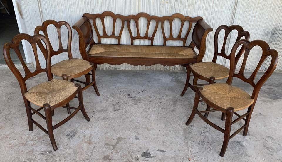 Ensemble de cinq pièces : un banc et quatre chaises victoriennes, bois et rotin, XXe siècle photo furniture