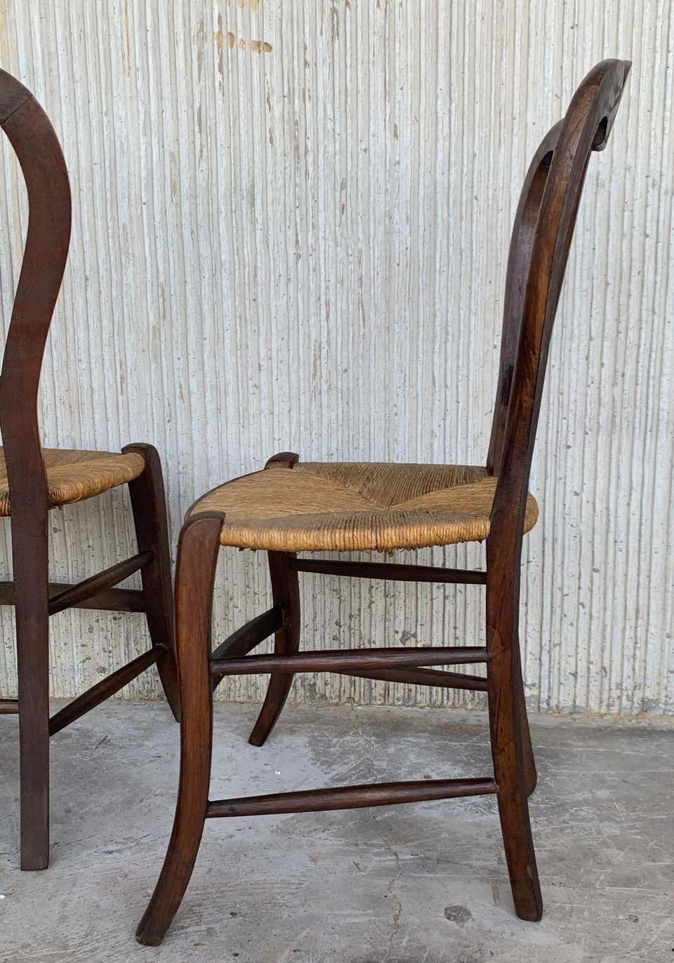 photo vinterior Ensemble de cinq pièces : un banc et quatre chaises victoriennes, bois et rotin, XXe siècle