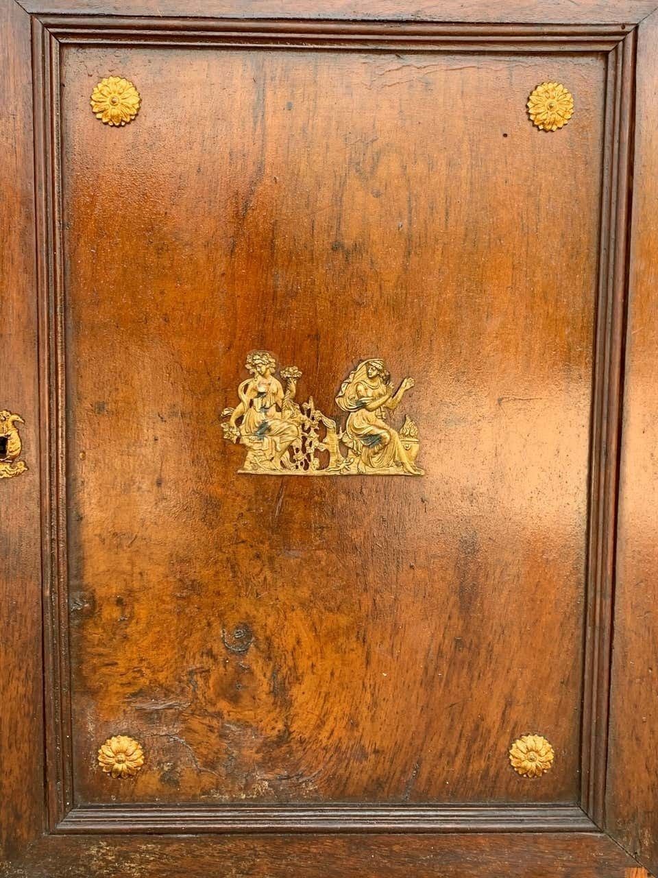 Grande bibliothèque Empire danoise en acajou avec détails en bronze, vitrine photo vintage