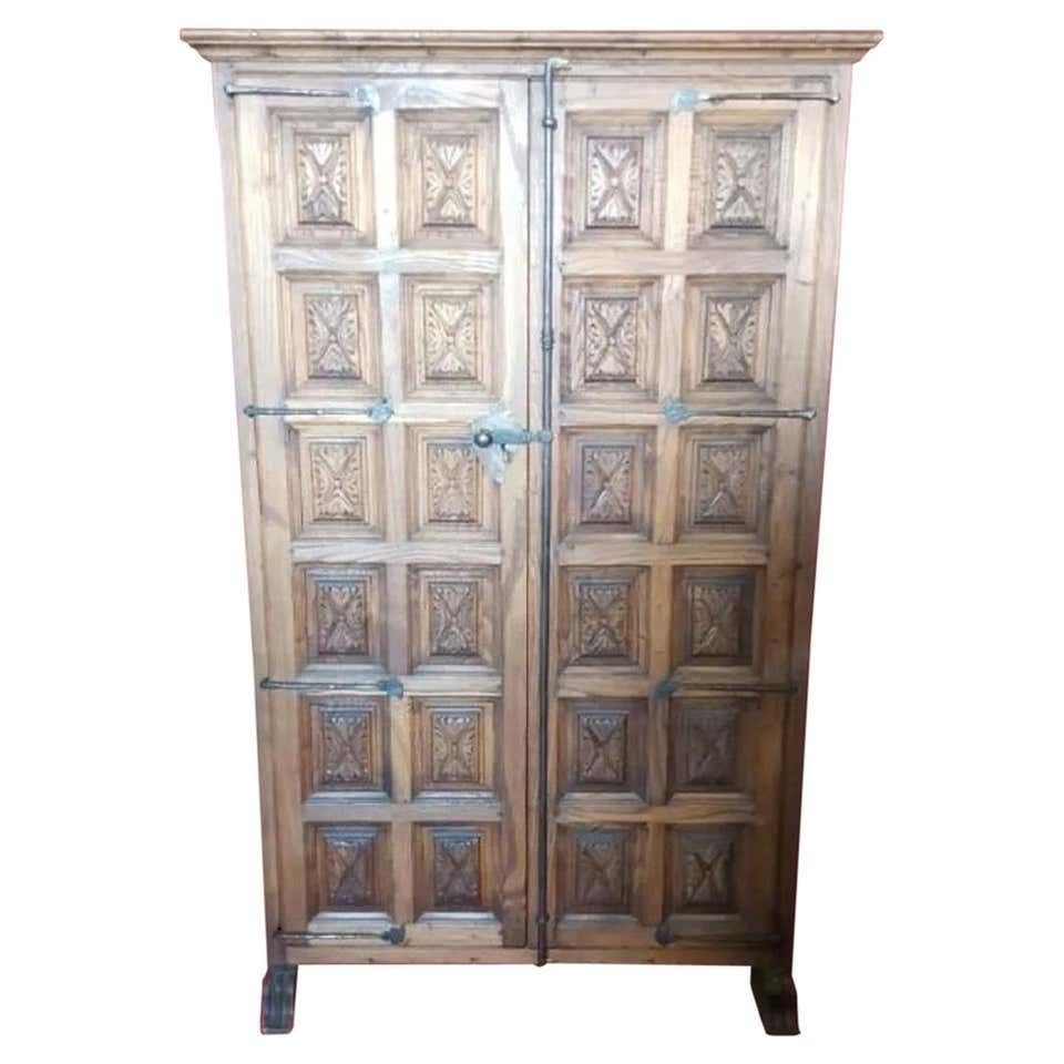 Armoire espagnole du XVIIIe siècle en noyer, influence castillane, restaurée
