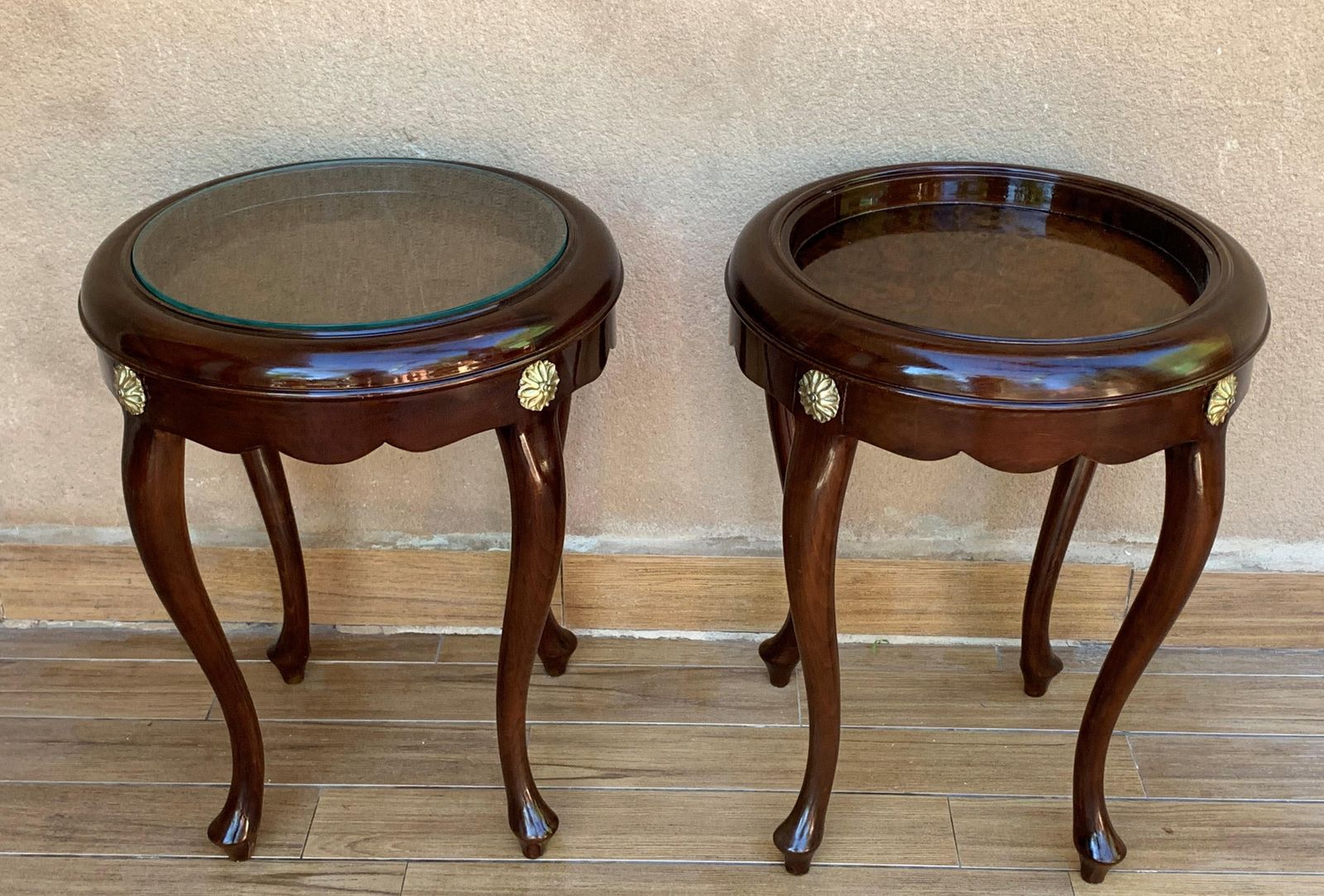 Paire ou table individuelle, tables basses ou d'appoint françaises en acajou et loupe photo vinterior