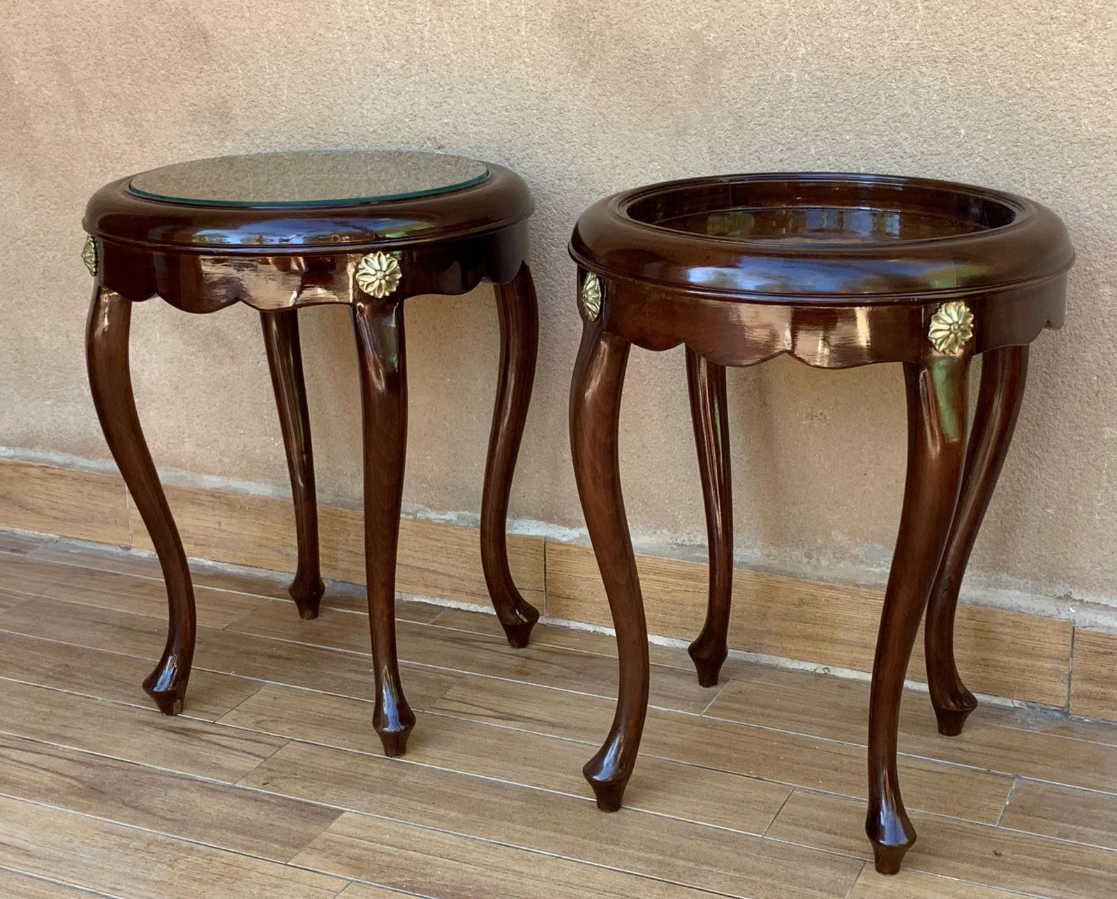 Paire ou table individuelle, tables basses ou d'appoint françaises en acajou et loupe photo buy