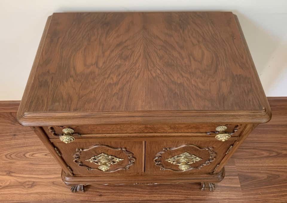 Paire de tables de chevet françaises du XXe siècle, un tiroir, portes et pieds à griffes photo vintage