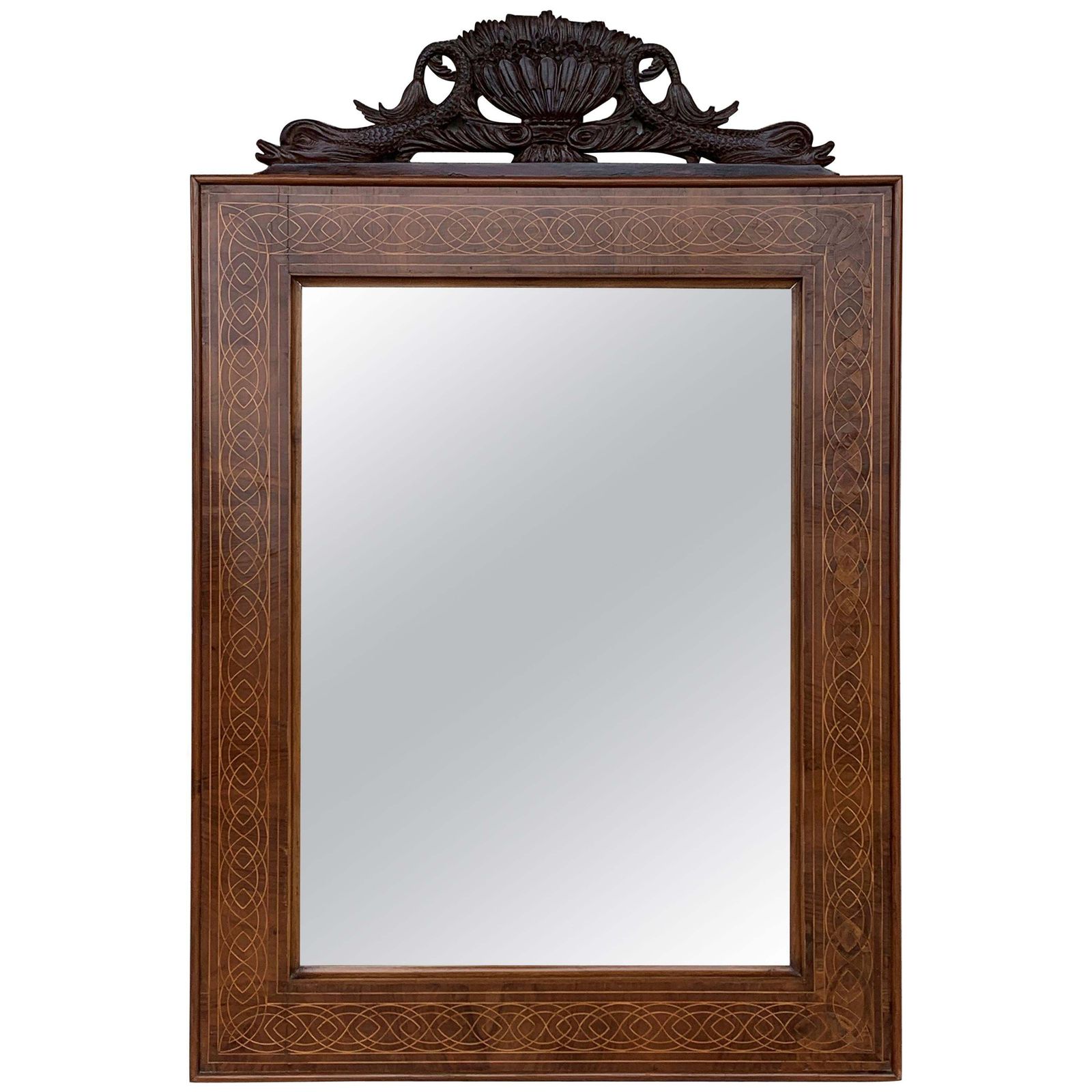 Miroir d'époque en acajou à marqueterie géométrique et fronton sculpté