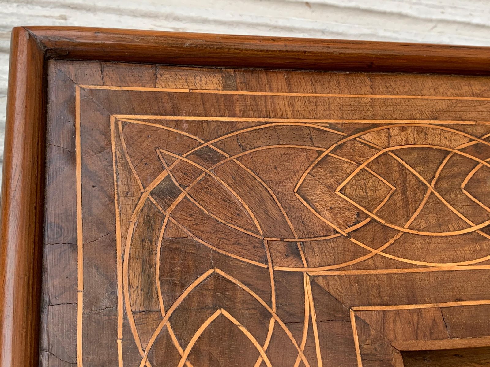Miroir d'époque en acajou à marqueterie géométrique et fronton sculpté photo vinterior