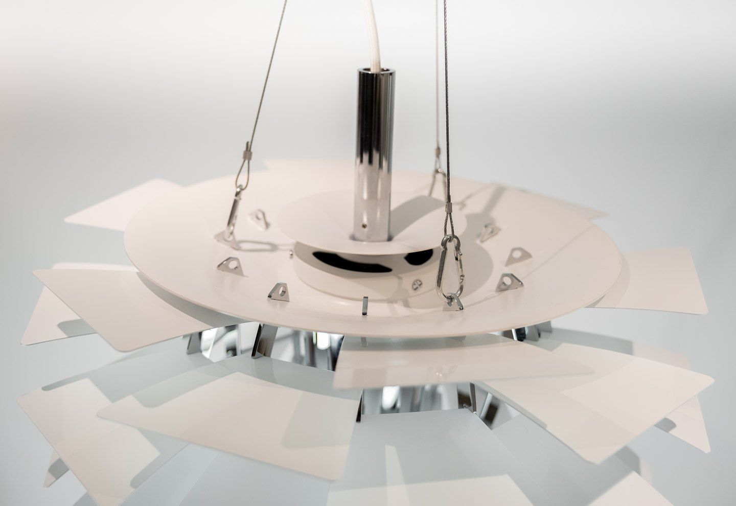 White Artichoke, ø48, Designed By Poul Henningsen In 1958 And Manufactured By Louis Poulsen. photo Lighting