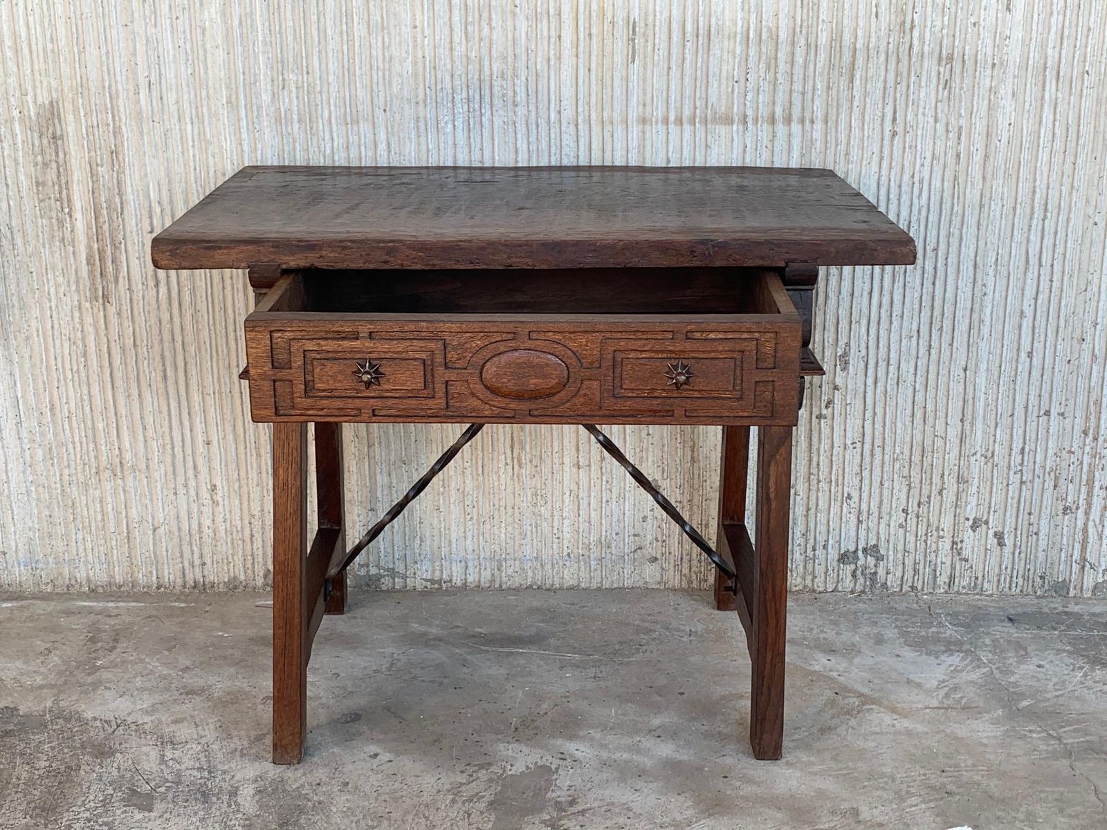 Mobilier Table d'appoint ou bureau de dame espagnol en noyer, pieds sculptés et entretoise en fer, années 1880 photo