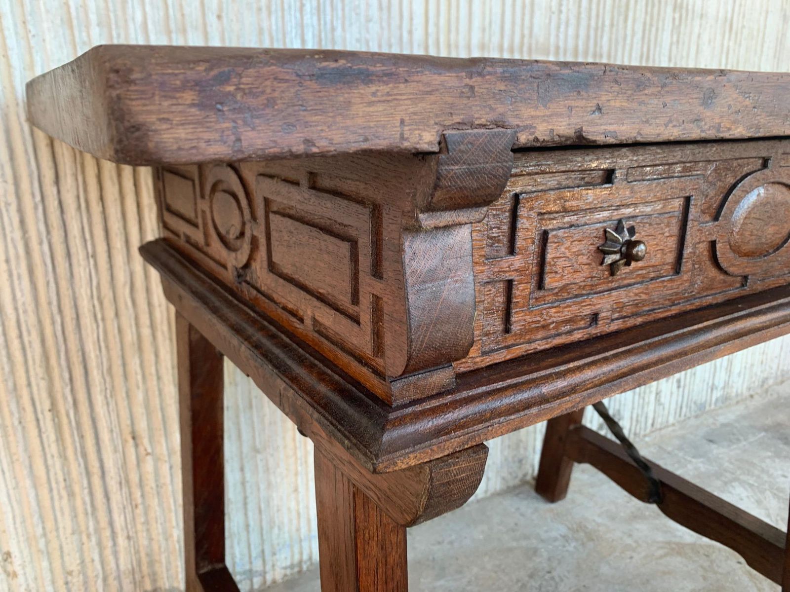 photo buy Table d'appoint ou bureau de dame espagnol en noyer, pieds sculptés et entretoise en fer, années 1880