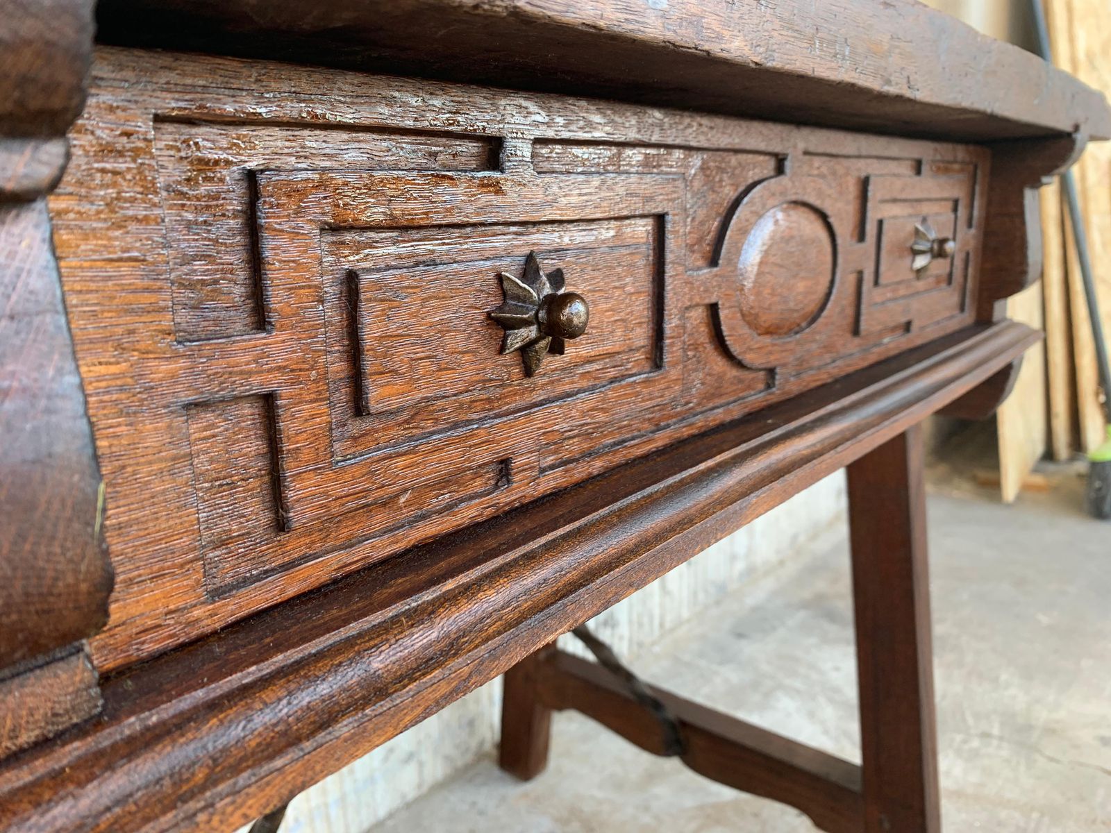 photo vintage Table d'appoint ou bureau de dame espagnol en noyer, pieds sculptés et entretoise en fer, années 1880