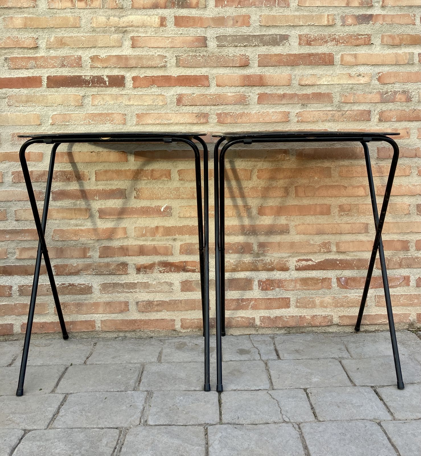 1008.0 Mid-Century zwart metalen serveerblad op inklapbare standaard van Crest Line photo