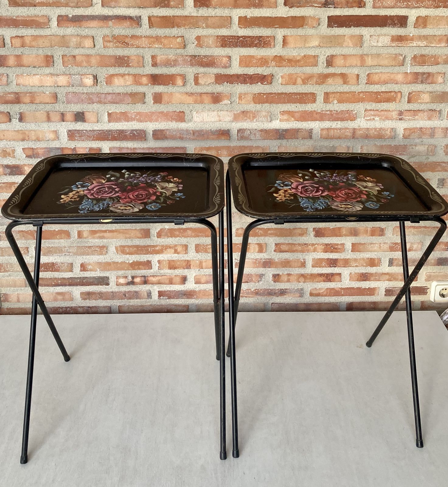 Mid-Century zwart metalen serveerblad op inklapbare standaard van Crest Line photo 1008.0