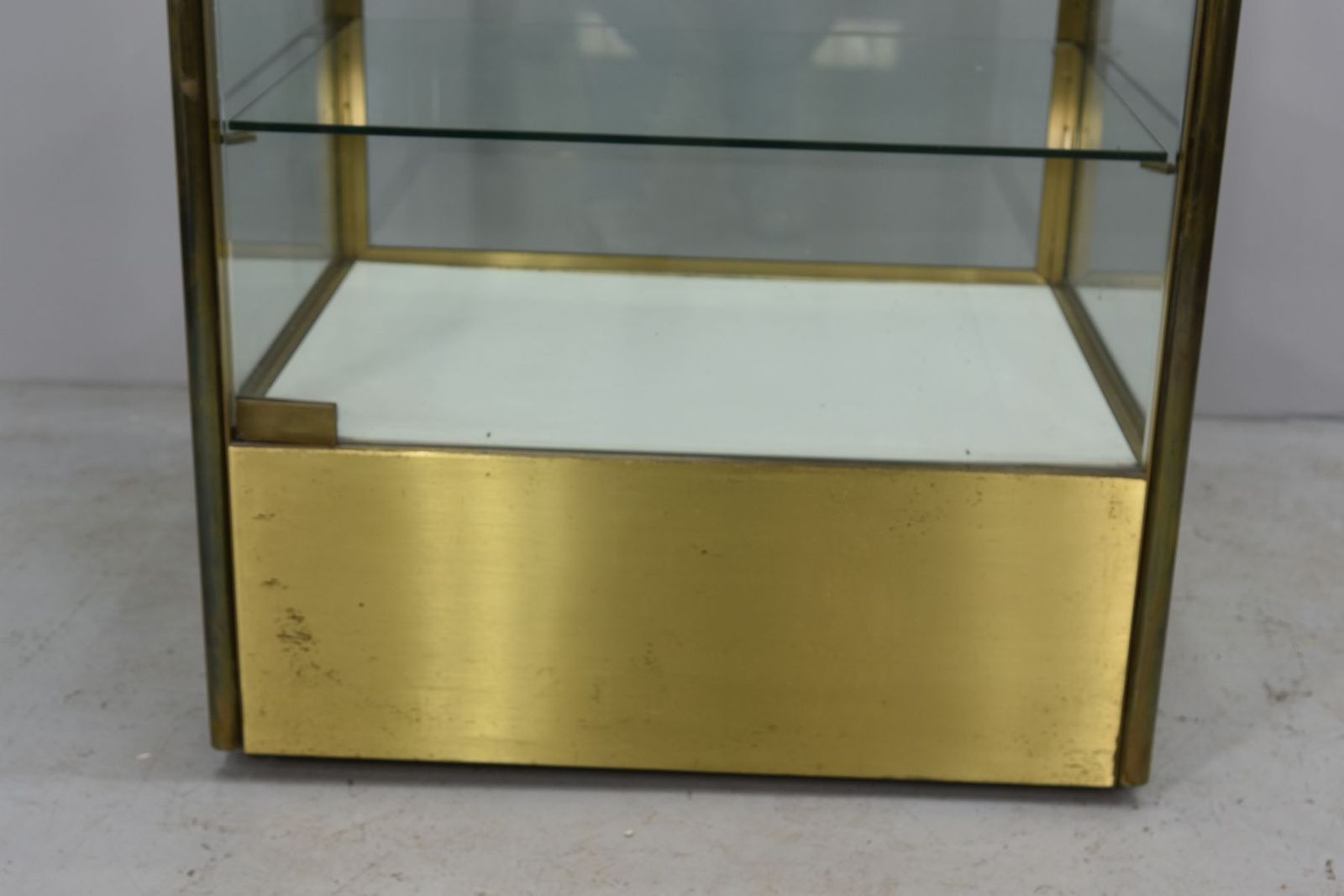 Collector's Arched Brass Showcase 1970 photo vinterior