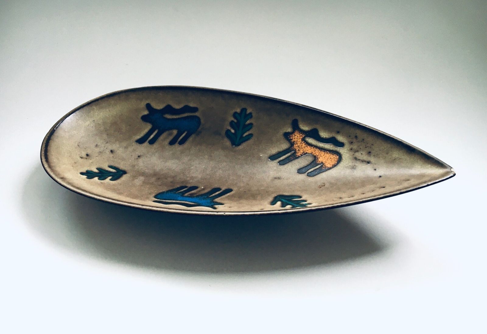 Mid Century Modern Kunstaardewerk "Deer" Schaal, West Duitsland Ca. Jaren 1960