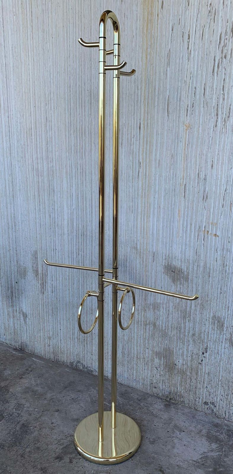 Porte-manteau italien Mid-Century Modern en laiton, base ronde, Italie, années 1970 photo for sale