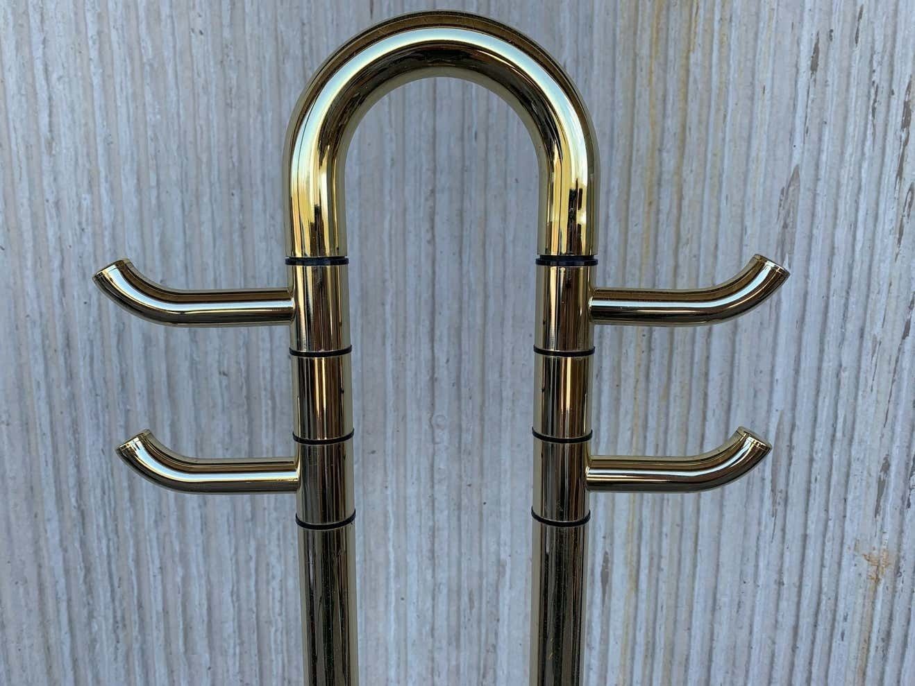 Porte-manteau italien Mid-Century Modern en laiton, base ronde, Italie, années 1970 photo Mobilier