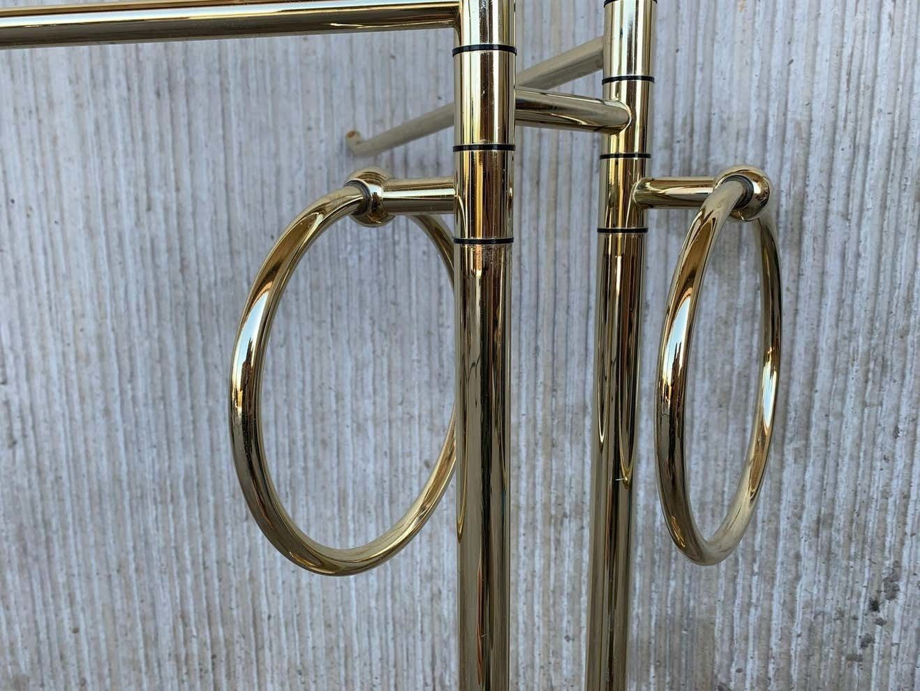 Porte-manteau italien Mid-Century Modern en laiton, base ronde, Italie, années 1970 photo buy