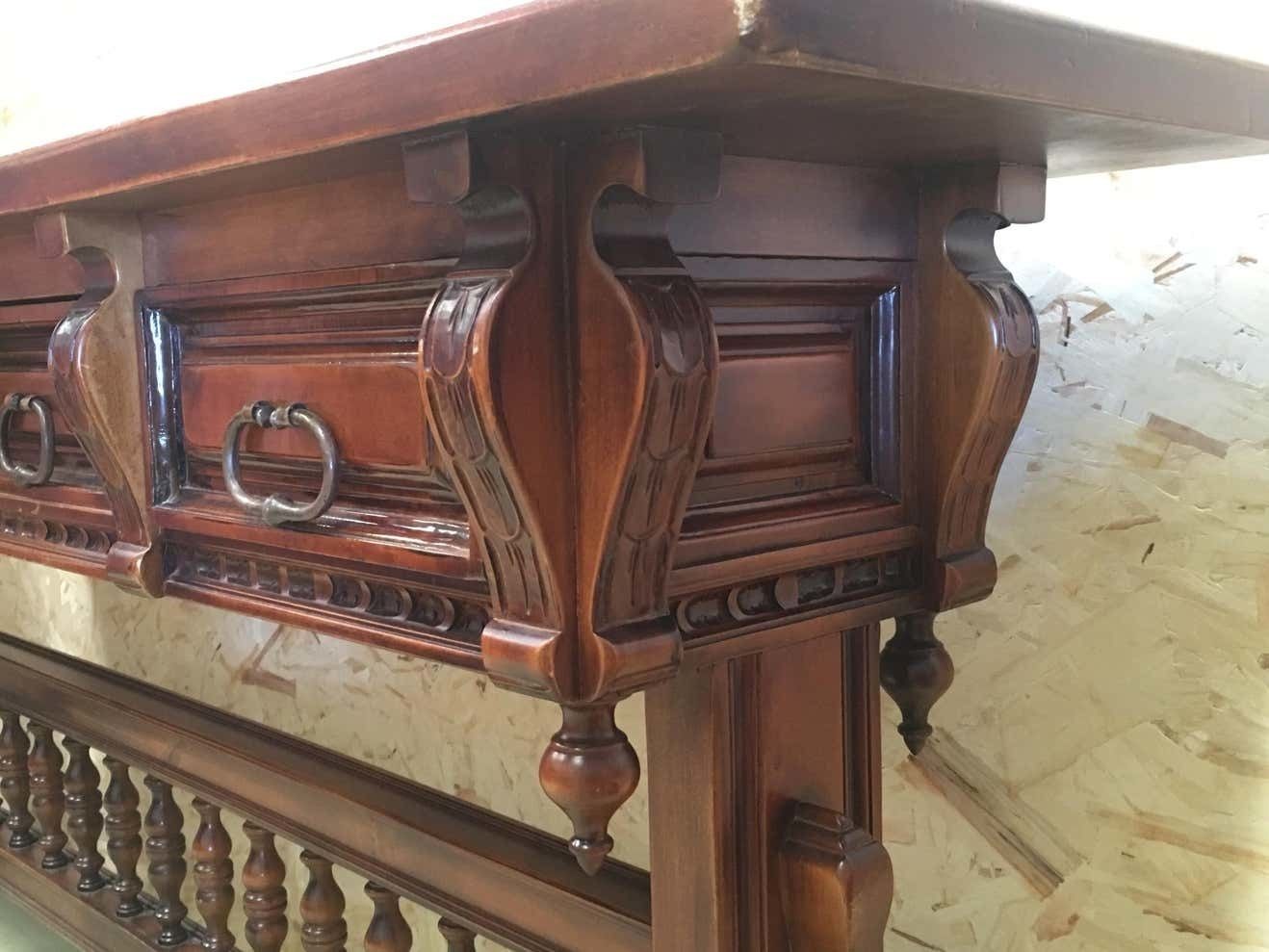 Console en noyer du XXe siècle à quatre tiroirs sculptés, signée Valentí photo buy