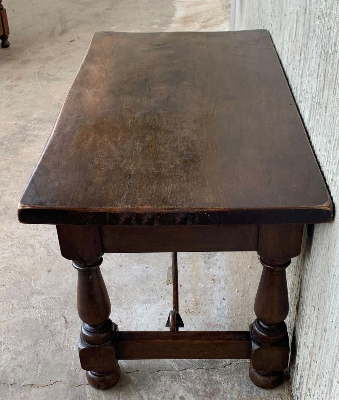 Table espagnole sculptée du XXe siècle, traverses en fer et tiroir photo 1906.0