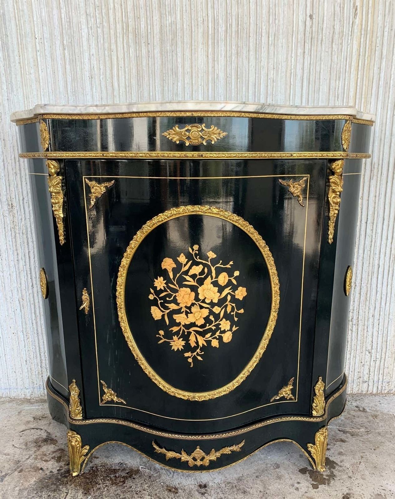 Cabinet français en placage de pierre et montures en ormolu, XIXe siècle photo furniture