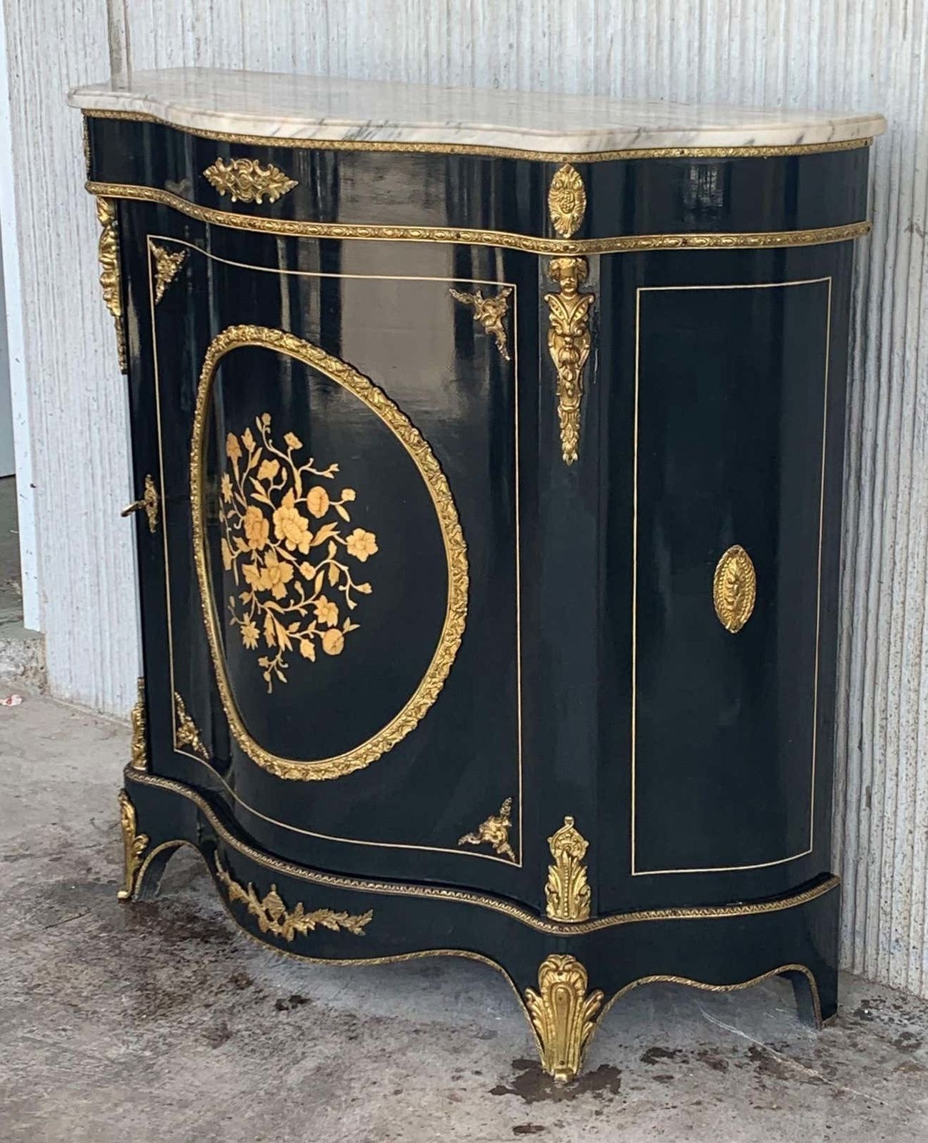 Cabinet français en placage de pierre et montures en ormolu, XIXe siècle photo for sale