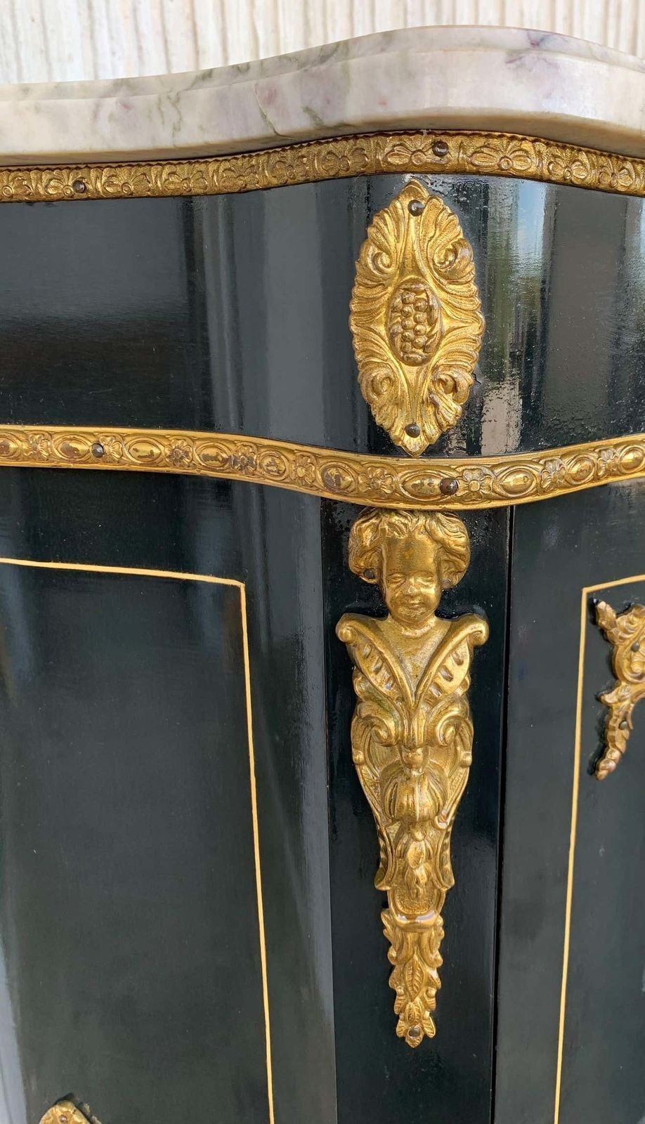 Cabinet français en placage de pierre et montures en ormolu, XIXe siècle photo vintage