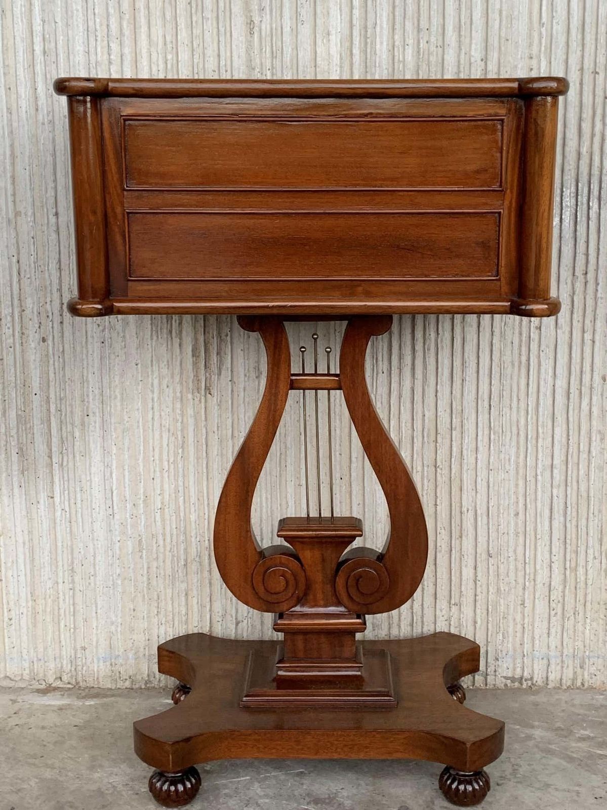 Table d'appoint de style Régence, à deux tiroirs et pieds en harpe, France, d'époque photo vinterior