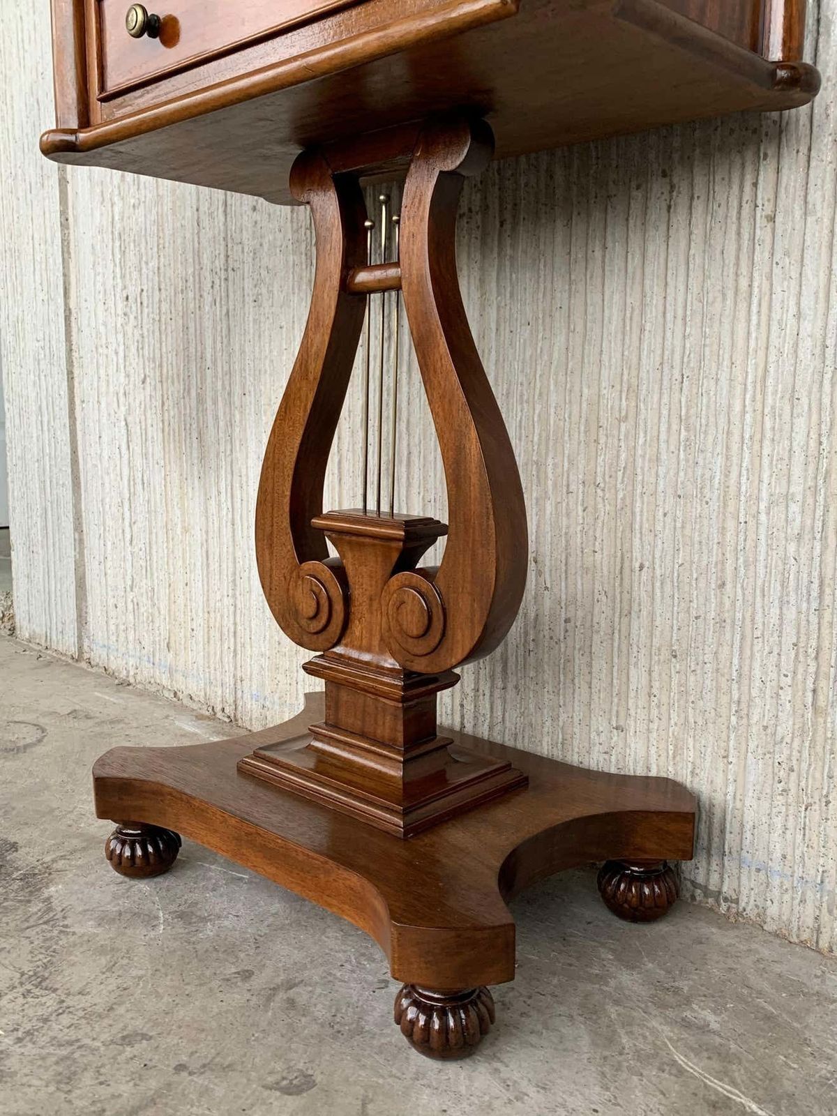 photo for sale Table d'appoint de style Régence, à deux tiroirs et pieds en harpe, France, d'époque