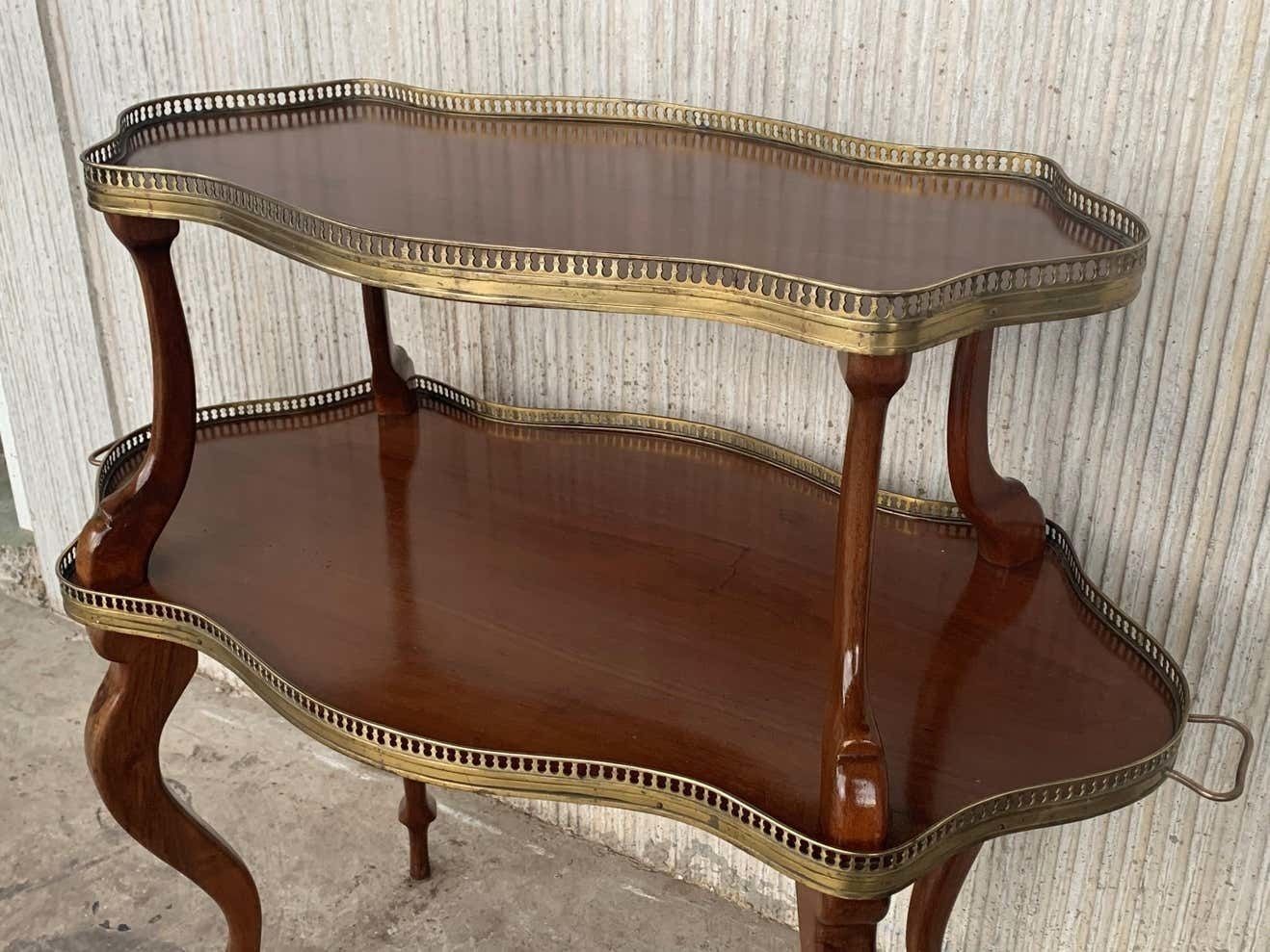 Table basse ou d'appoint française en acajou et laiton à deux plateaux photo vintage