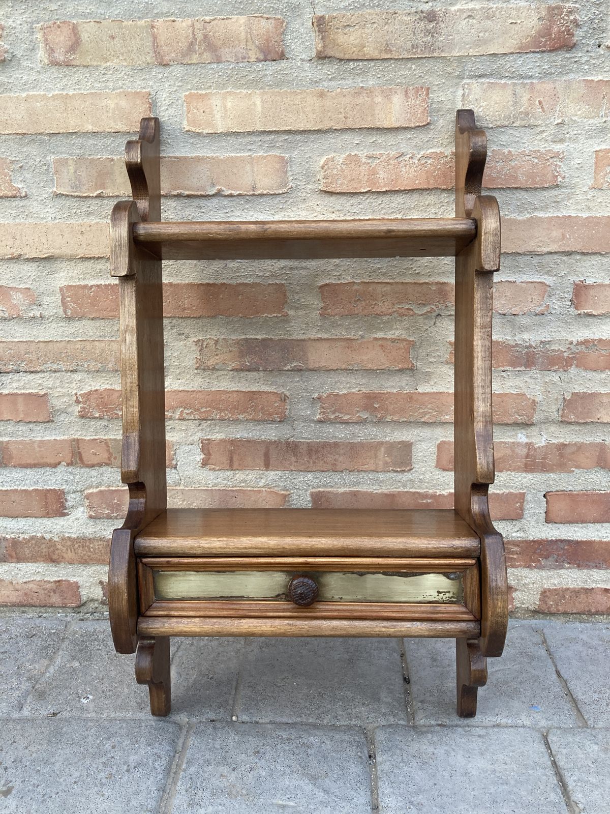 Mid Century Walnoot Klein Wandplankje Met één Lade photo for sale