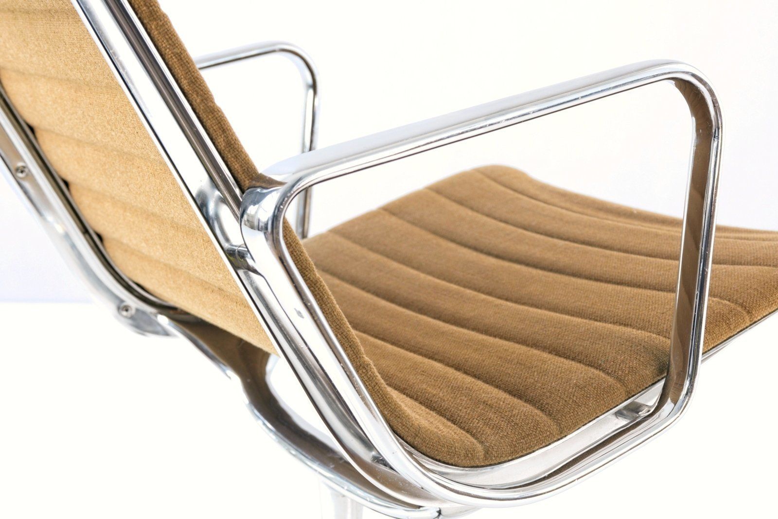 Model 682 Swivel Armchair By Charles & Ray Eames For Herman Miller, 1958 photo vinterior
