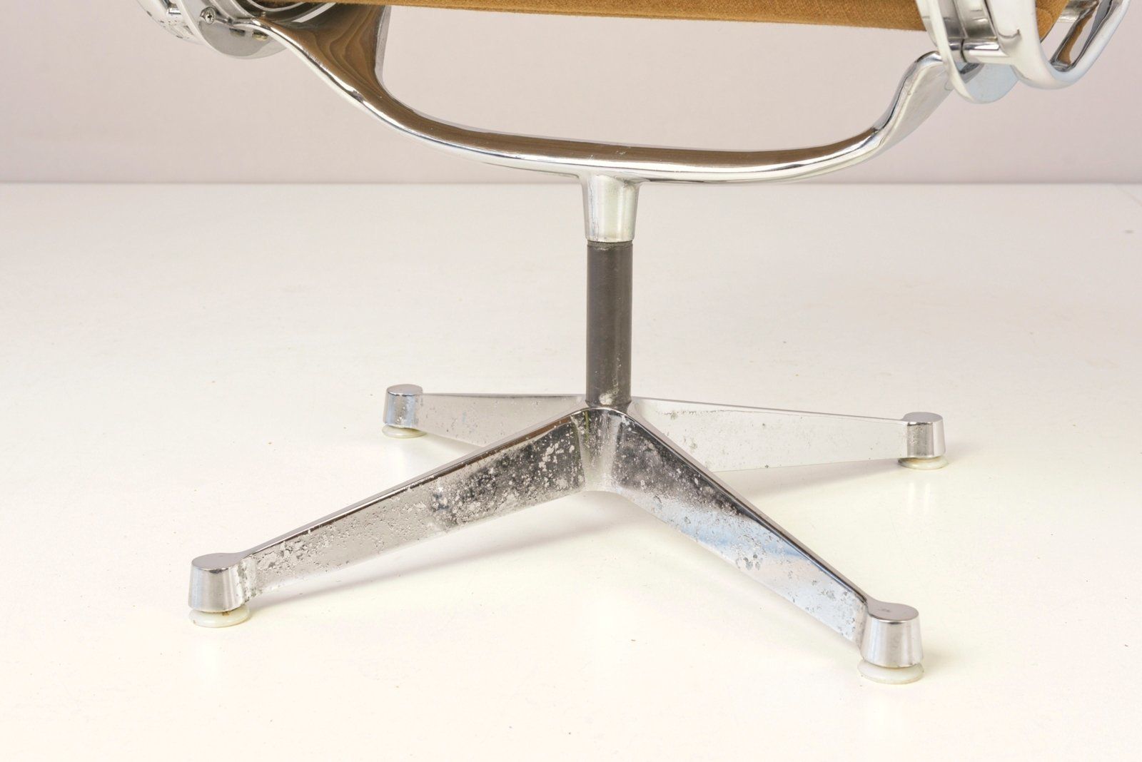 Model 682 Swivel Armchair By Charles & Ray Eames For Herman Miller, 1958 photo buy