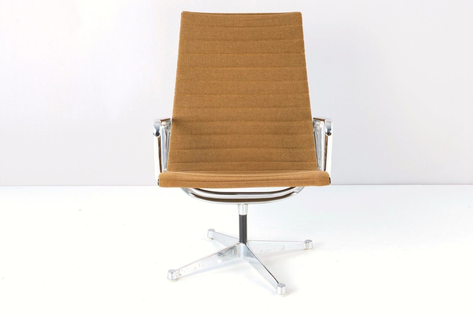 2274.0 Model 682 Swivel Armchair By Charles & Ray Eames For Herman Miller, 1958 photo