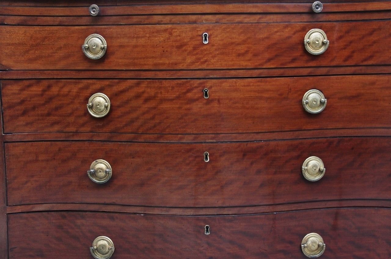 photo furniture 18th Century Mahogany Serpentine Chest Of Drawers