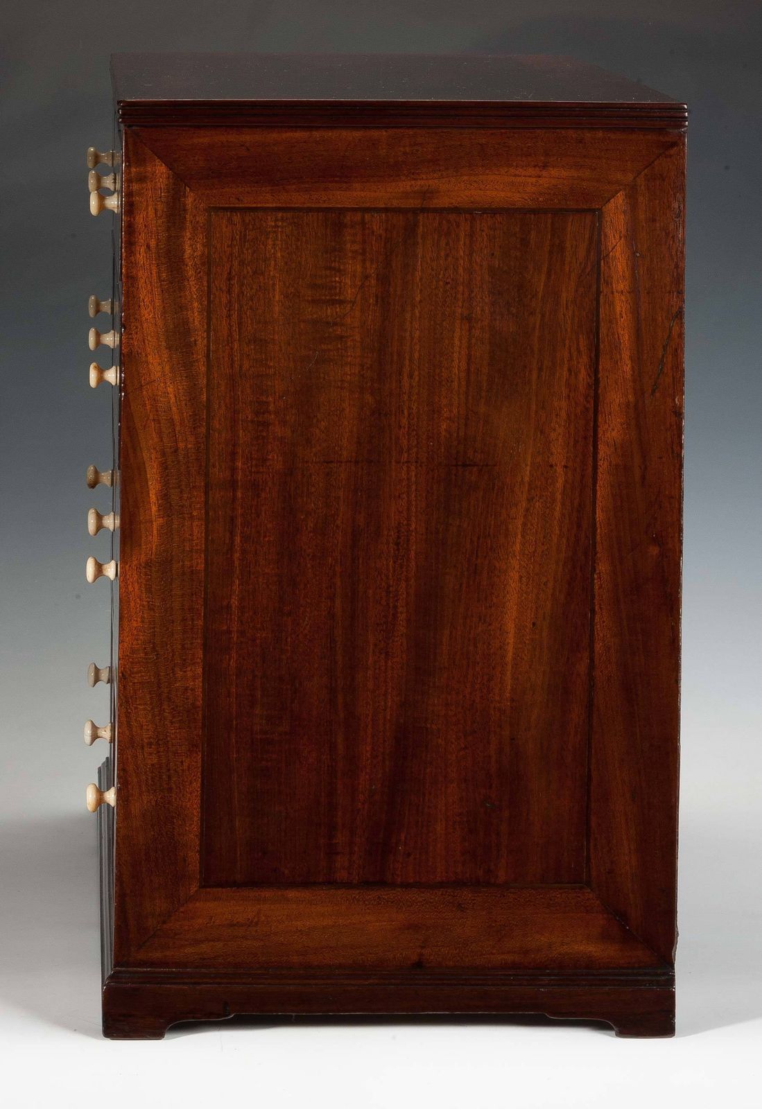 A Chest Of Many Drawers photo 2600.0