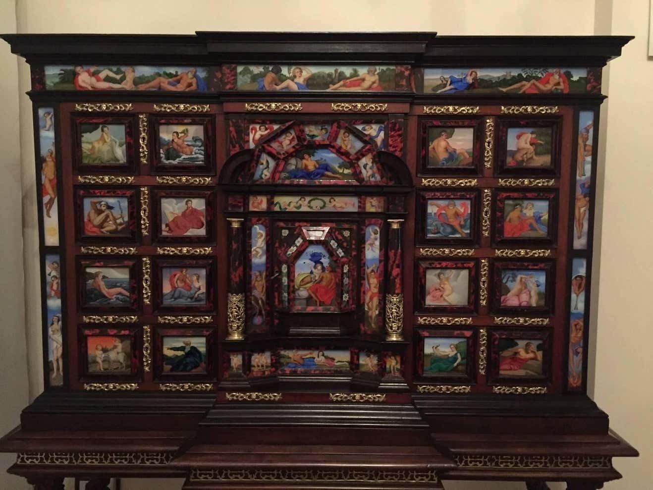 Cabinet monumental sur piédestal, écaille et bronze, XVIIIe siècle / Bargueno italien / Européen photo for sale