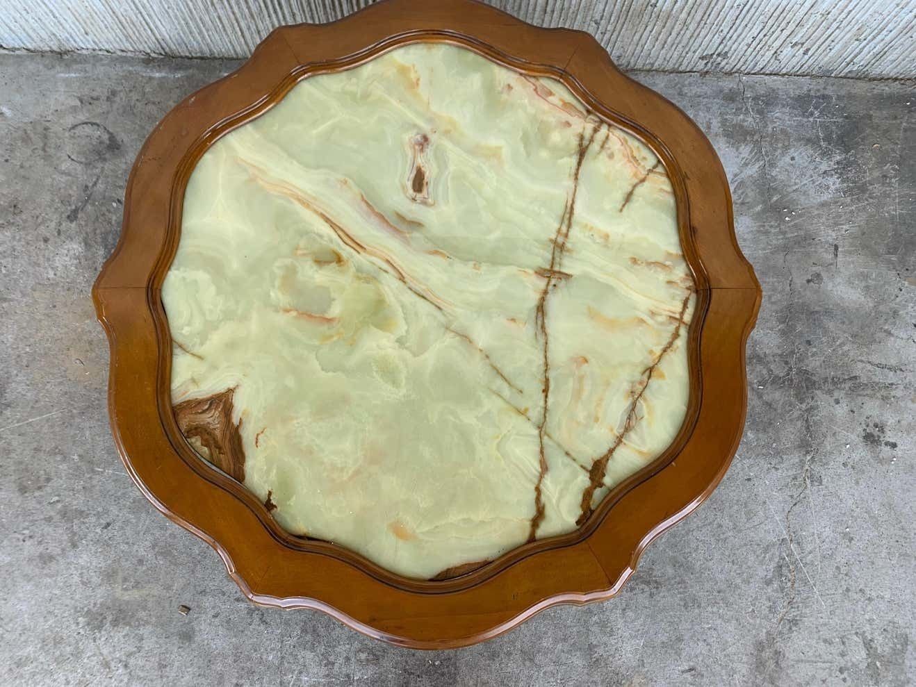 Table basse XIXe siècle en onyx vert, plateau en forme de fleur, pieds en chêne photo Mobilier
